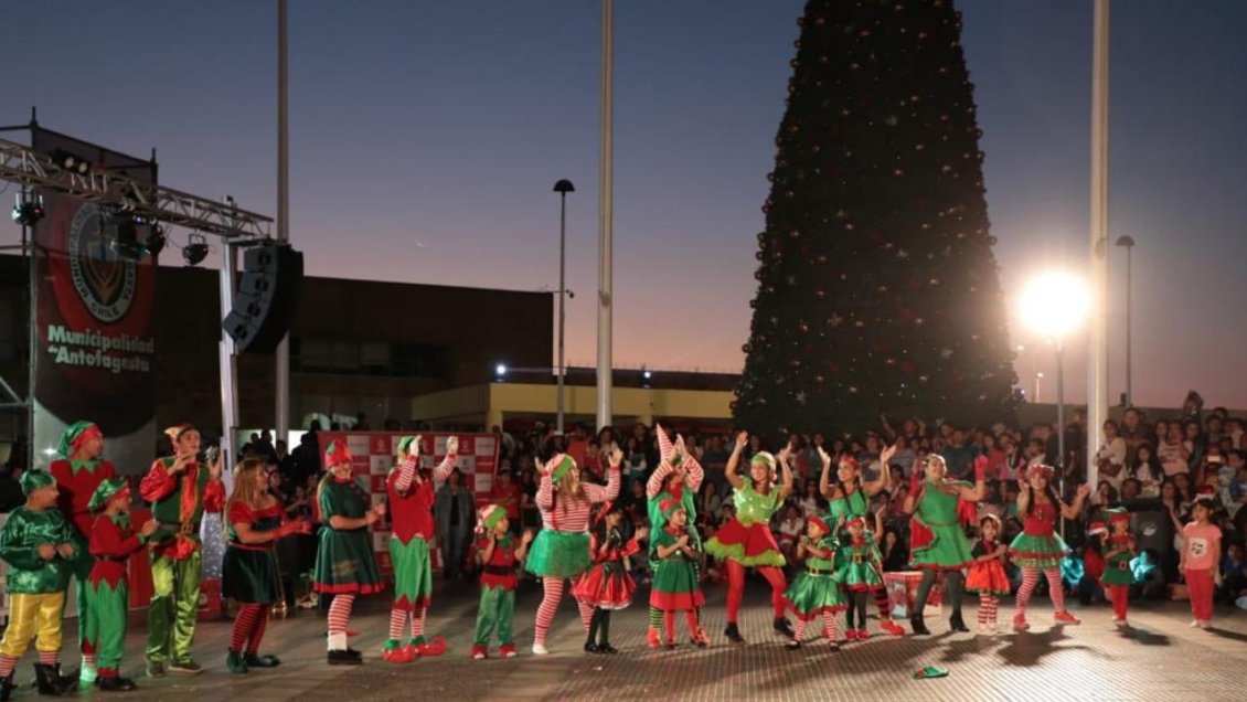 Más de tres mil personas disfrutaron del encendido del árbol navideño municipal en Antofagasta