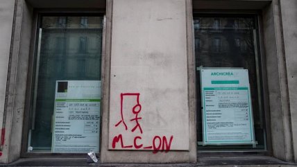   Las calles de París en el día después de la protesta de los chalecos amarillos 