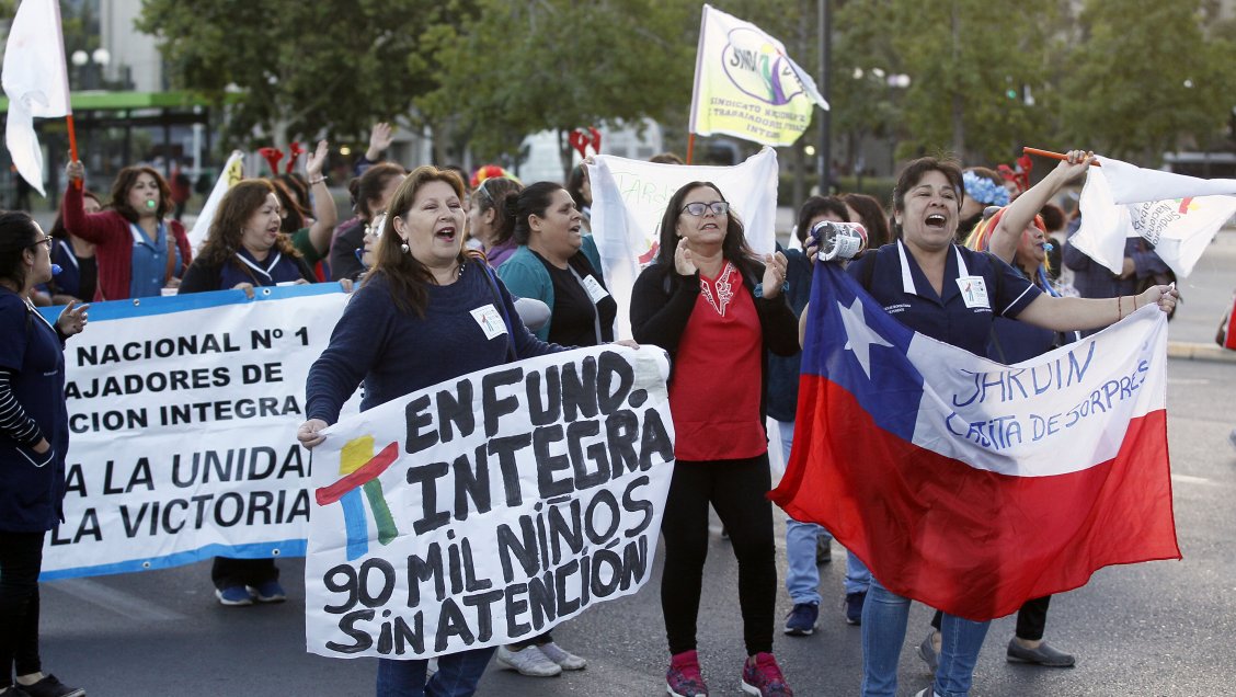 Trabajadoras de Fundación Integra protestaron en el centro de Santiago