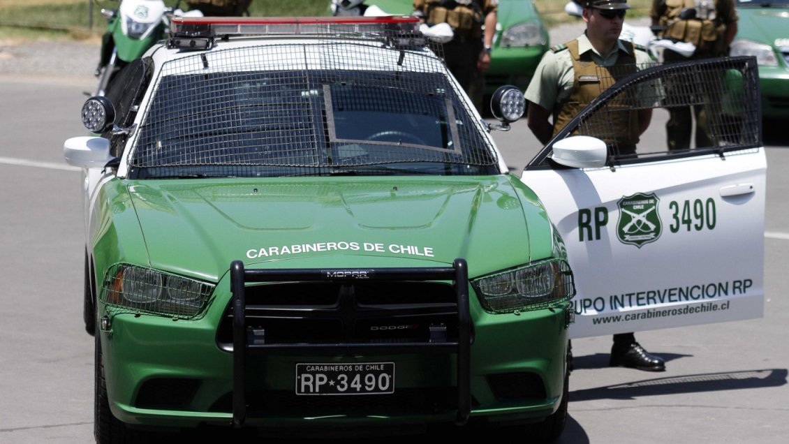 Detenido huyó manejando radiopatrulla en que estaba esposado