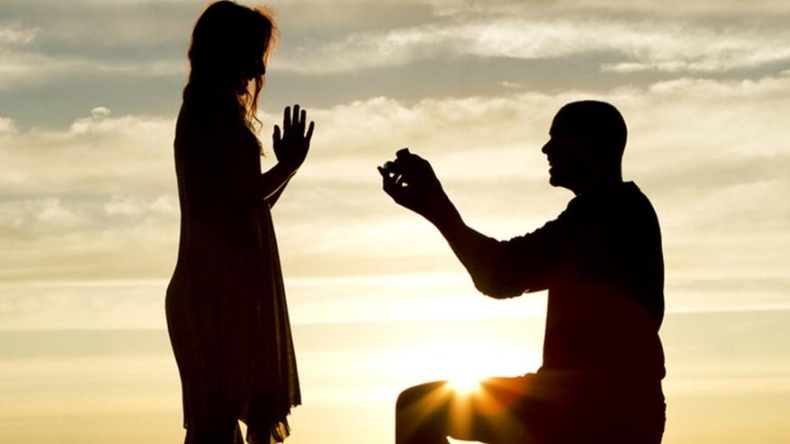 Hombre le pidió matrimonio a su mujer de la manera más sexual posible