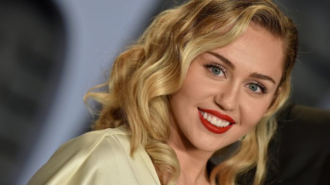 Miley Cyrus volvió a la marihuana por culpa de su madre