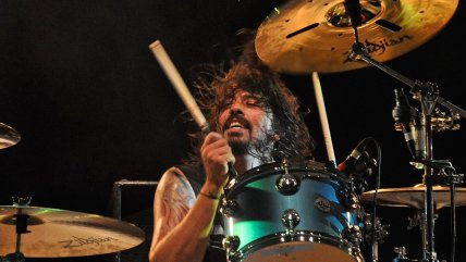 Dave Grohl sorprendió en un bar y tocó 