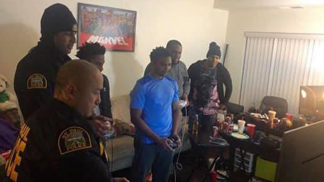 PolicÃ­as llegan a una fiesta por ruidos molestos y se quedan jugando Smash Bros.