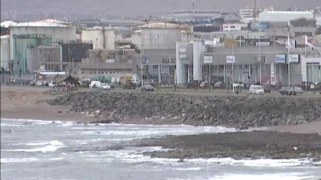 Alcaldesa de Antofagasta propone mesa de trabajo por contaminación de playa Las Petroleras