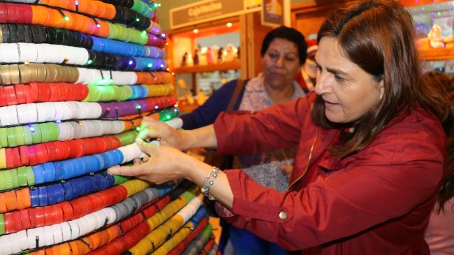 Caldera suma nuevo árbol de Navidad hecho con tapas de botellas