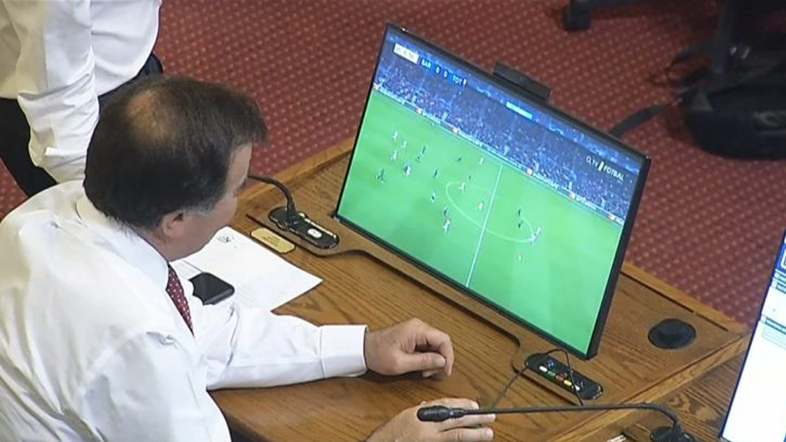 Diputado fue sorprendido viendo un partido mientras Chadwick era interpelado