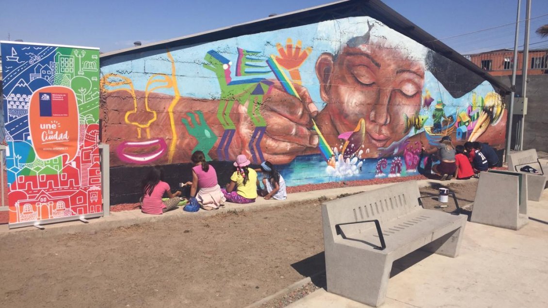 Arica: Vecinos del Cerro La Cruz embellecen su barrio a través de murales
