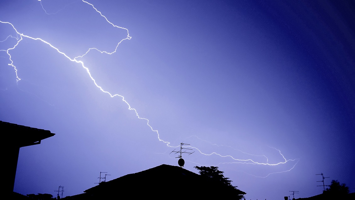 Niña de seis años murió por jugar con un teléfono que se estaba cargando durante tormenta