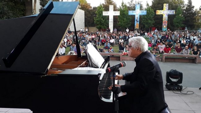 Roberto Bravo dio un concierto gratuito de Navidad y fue trending topic