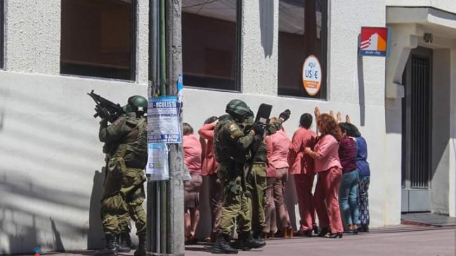 Se querellan por secuestro y amenazas tras cinematográfico simulacro en banco de Linares