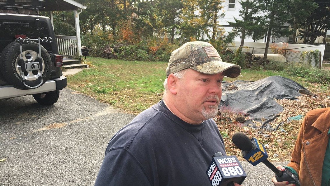 Hombre pensó por 57 años que su padre lo abandonó: Estaba enterrado en su casa