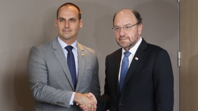Hijo de Bolsonaro se reúne con ministros de Piñera