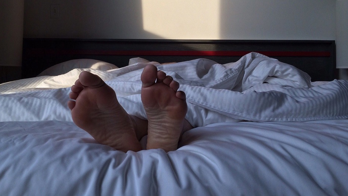 Hispanos y negros son los que menos duermen en EEUU, según estudio