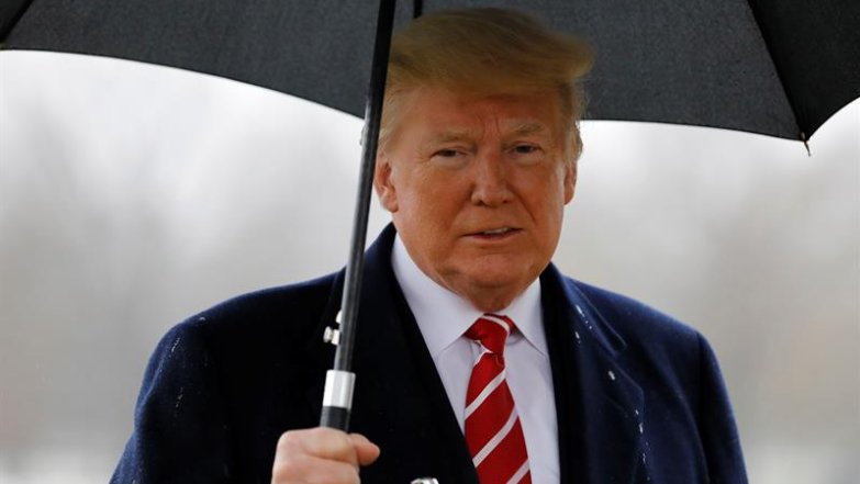 Trump insistió que investigación de trama rusa es una 