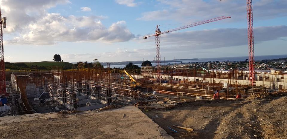 Trabajadores se toman obras del hospital de Ancud y acusan repentinos despidos