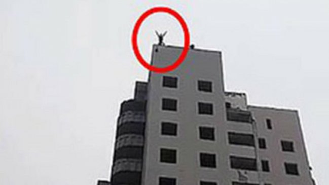 Alentado por su mamá: Joven se lanzó de un edificio con un paracaídas casero y murió