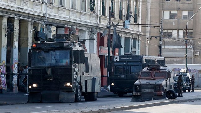 Enfrentamiento entre Carabineros y trabajadores portuarios de Valparaíso obligó a desalojo de feria navideña