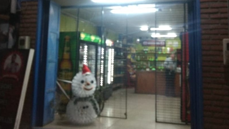 Botillería regala un pack para los que limpien un cerro en Curicó