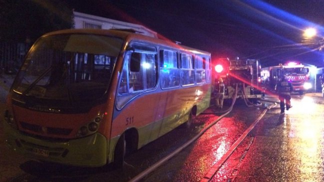 Incendio en terminal de Valparaíso: 21 microbuses quemados