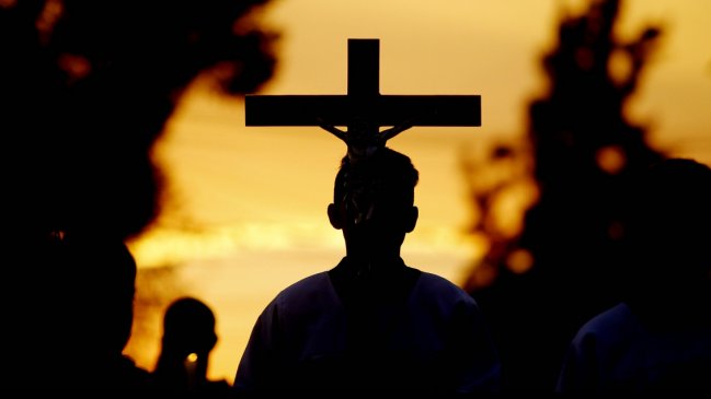 Caída del catolicismo y vitalidad mística: Así se vive la religión en Chile