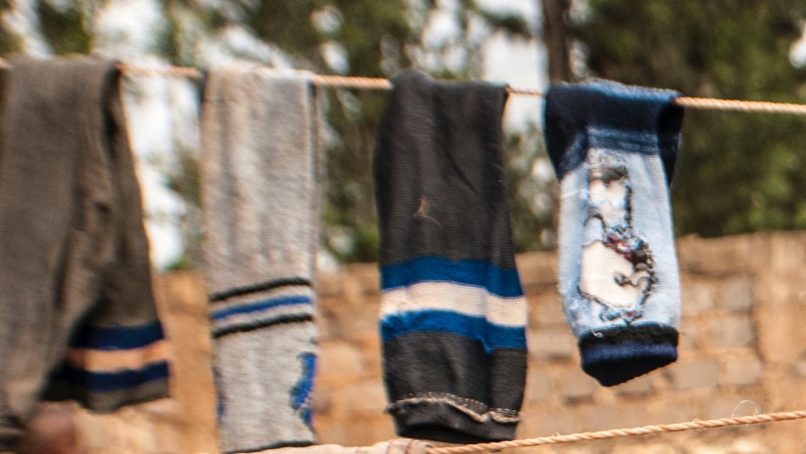 Hombre terminó hospitalizado grave por asquerosa costumbre: Olía sus calcetines sucios