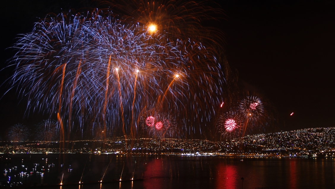 Espectáculo de fuegos artificiales en Valparaíso sigue, pese a las amenazas de los portuarios