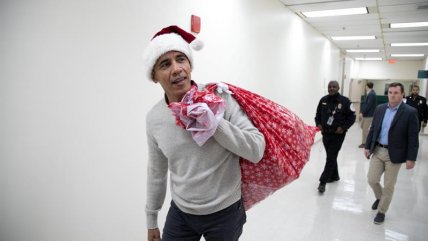   Obama se disfrazó de Viejo Pascuero y entregó regalos a niños enfermos 