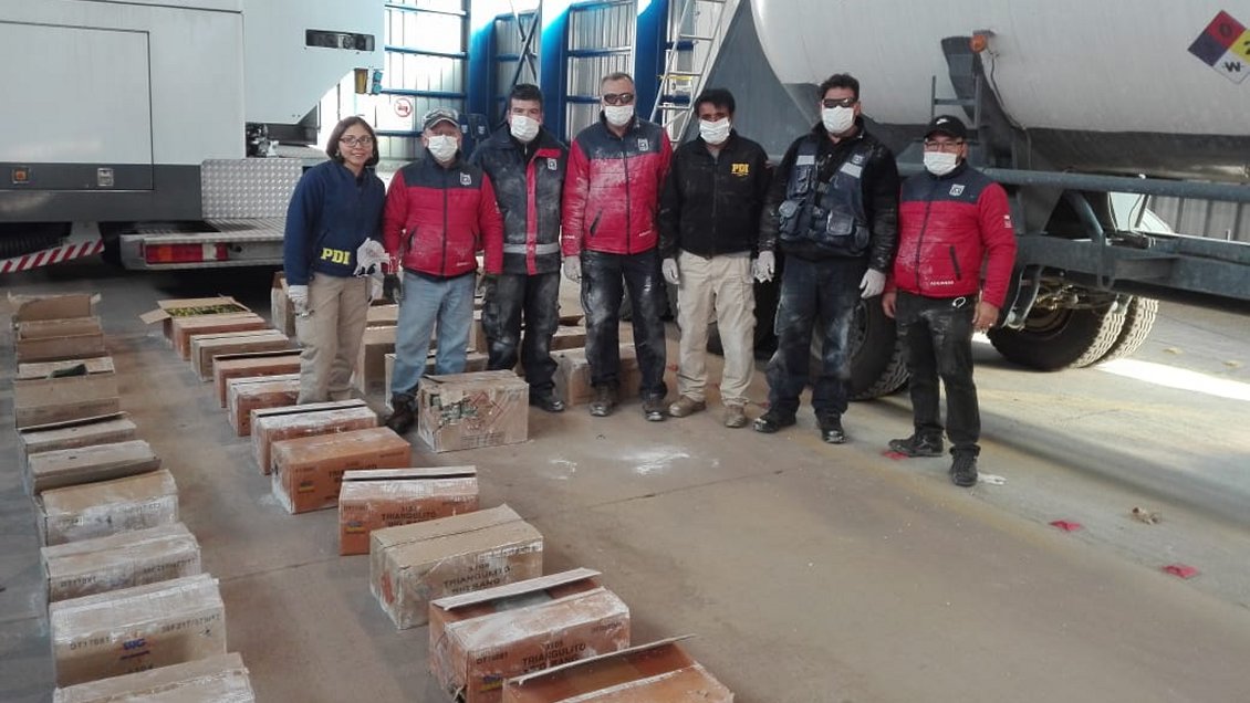 Incautaron 30 mil fuegos artificiales ocultos en camión cargado con cal