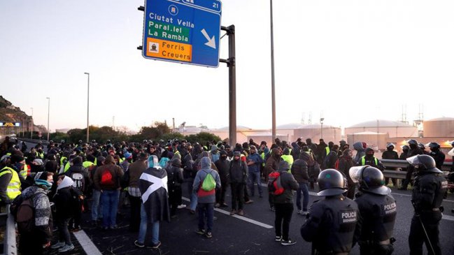 Independentistas cortan más de una decena de carreteras en Cataluña