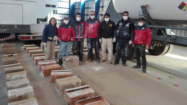 Incautaron 30 mil fuegos artificiales ocultos en camión cargado con cal