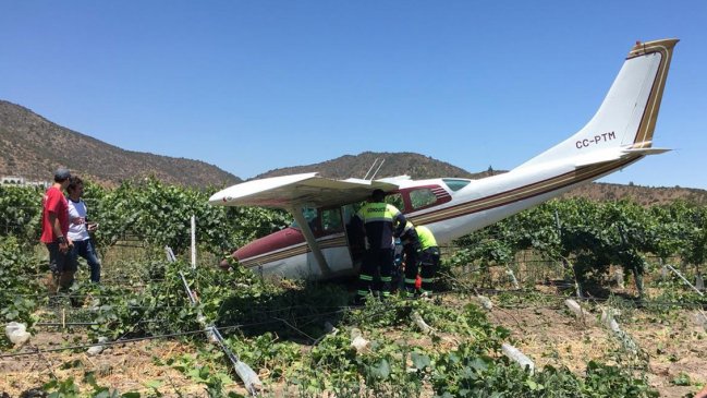Avioneta se precipitó a tierra y cayó en una viña en Casablanca