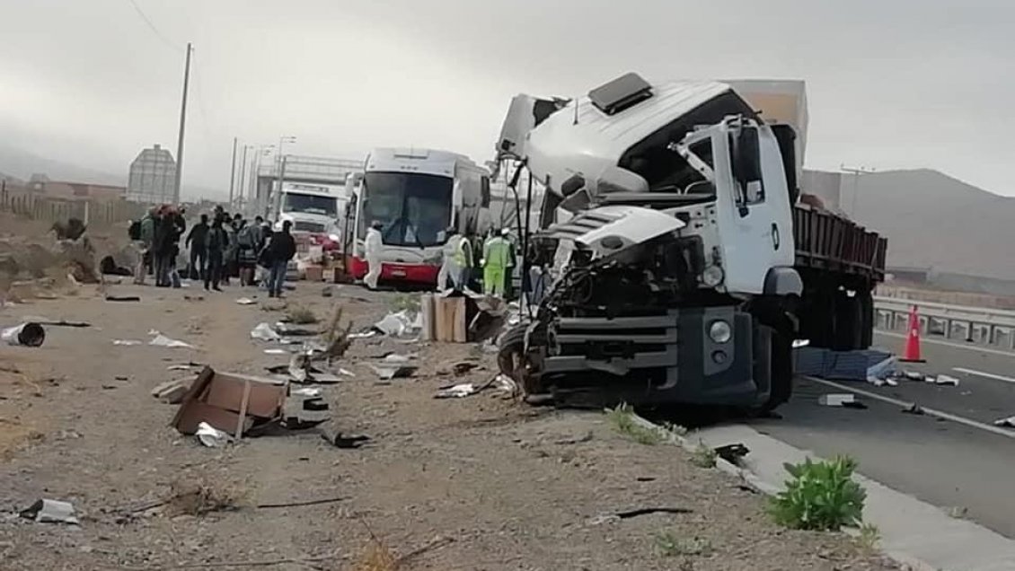 Atacama: Accidente de tránsito entre bus y camión dejó un fallecido