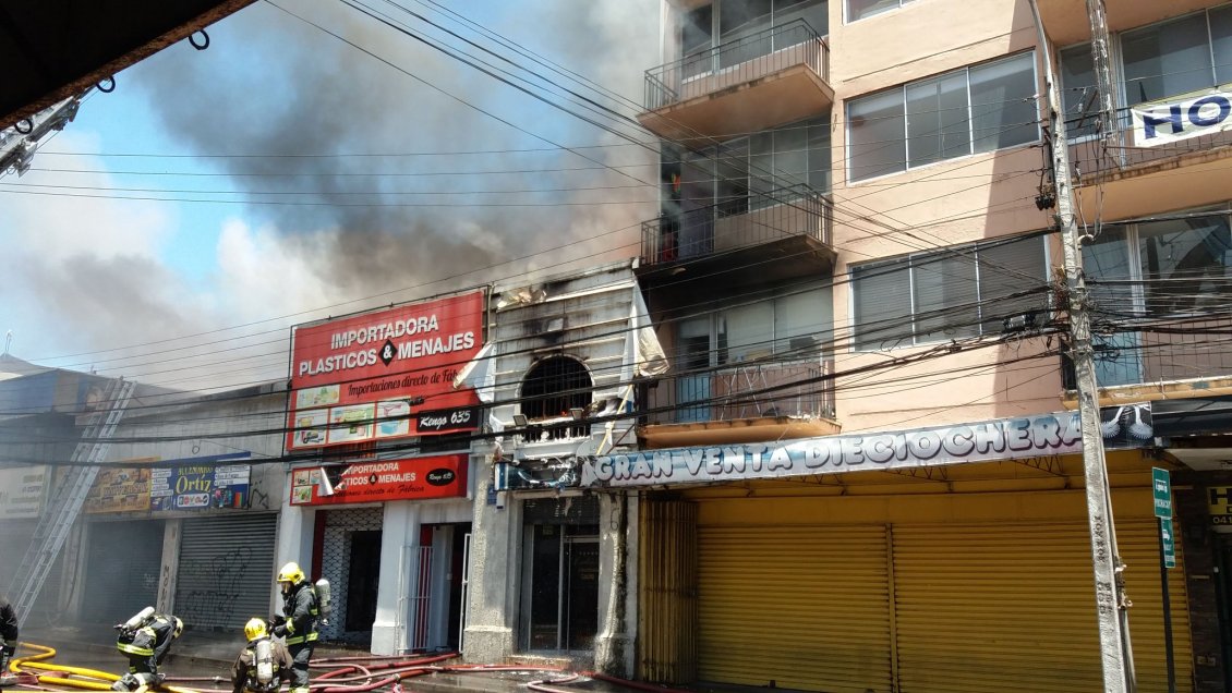 Incendio afectó a una fábrica de plásticos en el centro de Concepción