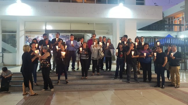 Tarapacá: Ex trabajadores de la seremi de educación realizaron velatón afuera de la intendencia