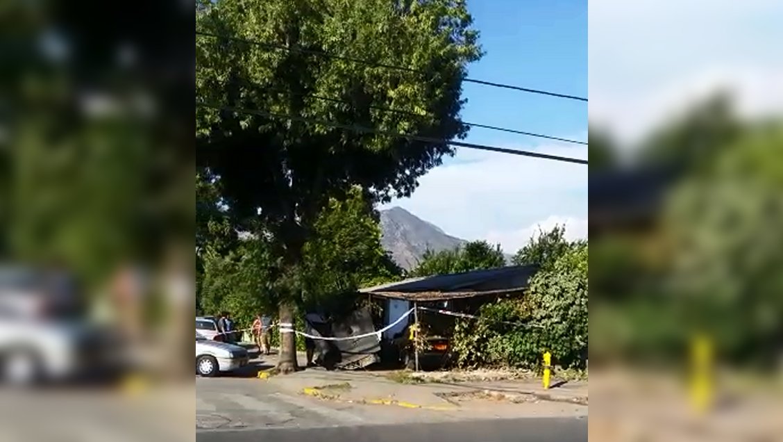 Taxi provocó fatal accidente y terminó en el jardín de una casa en Recoleta