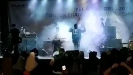   El impactante momento en que una banda es arrastrada por el tsunami en Indonesia 