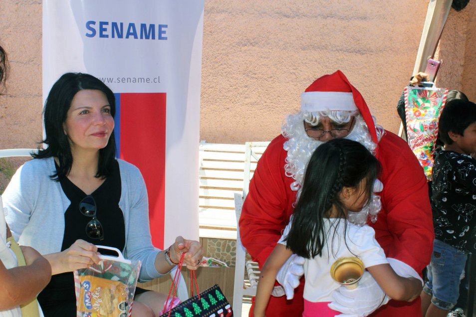 Tarapacá: Niños del Sename repartieron dulces y regalos a niños migrantes