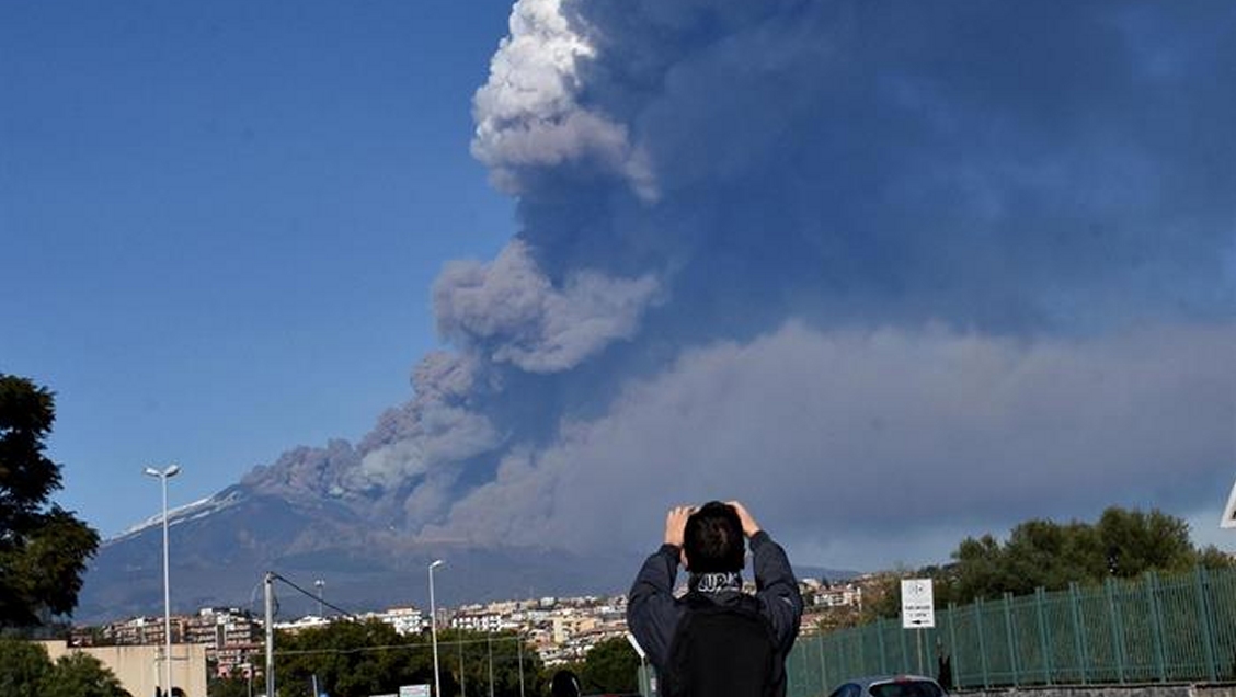 Italia: Volcán Etna entró en erupción y provocó cierre de aeropuerto