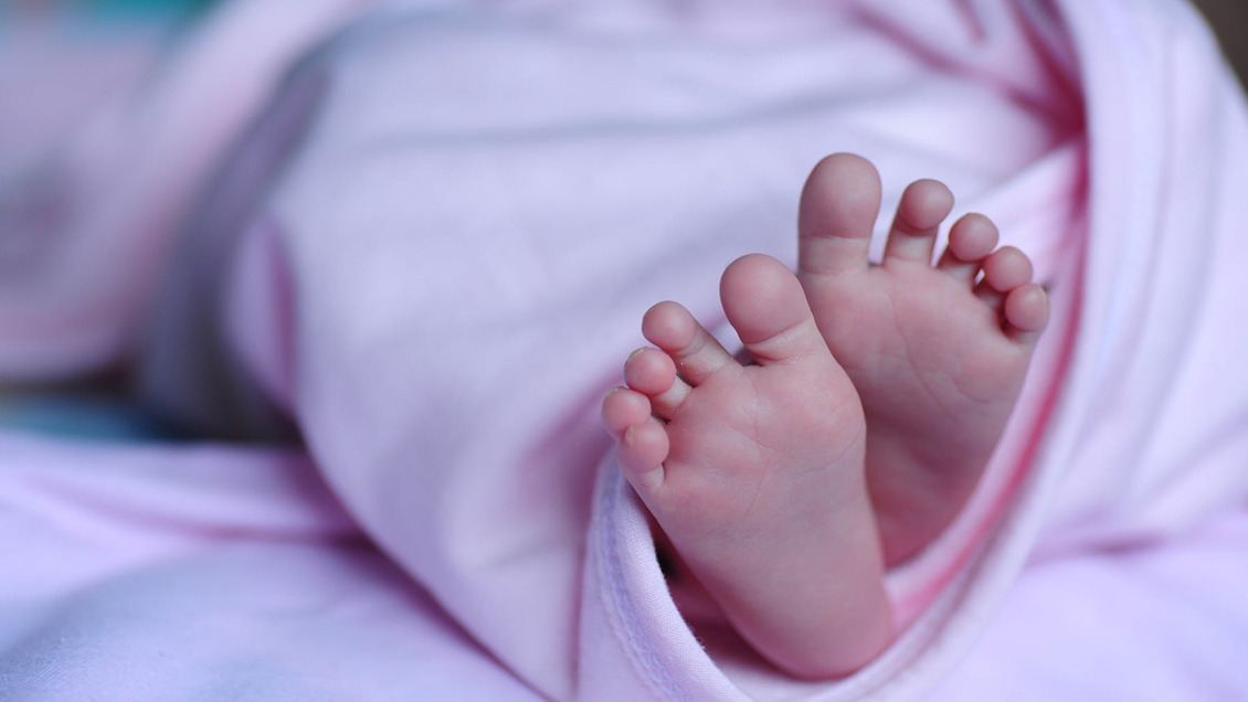 India: Murió bebé que sobrevivió tras ser tirado por inodoro de un tren