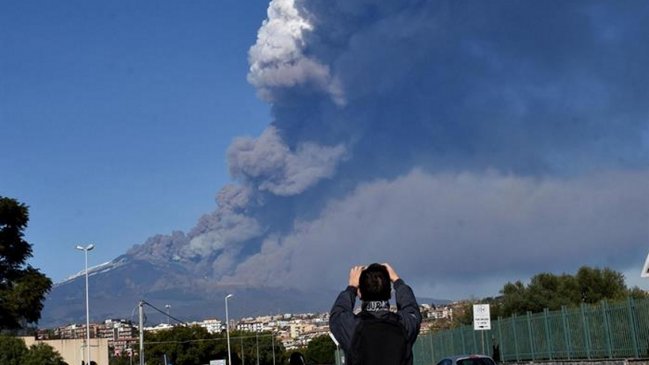 Italia: Volcán Etna entró en erupción y provocó cierre de aeropuerto