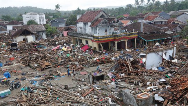 Elevan a 429 la cifra de muertos por tsunami en Indonesia