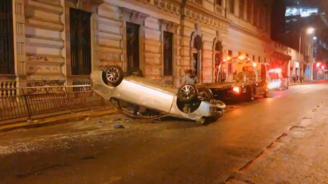 Conductor en estado de ebriedad volcó su auto en el centro de Santiago