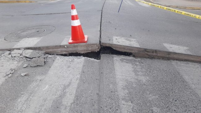 Explosión de gas en alcantarilla provocó levantamiento de pavimento en Quirihue