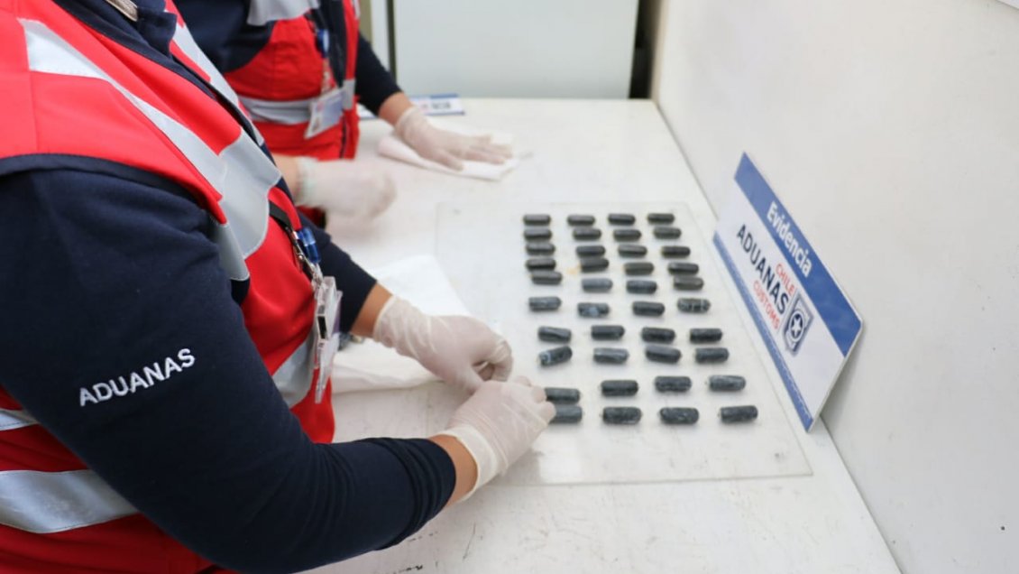 Turistas fueron sorprendidas con más de 600 ovoides de cocaína en Iquique