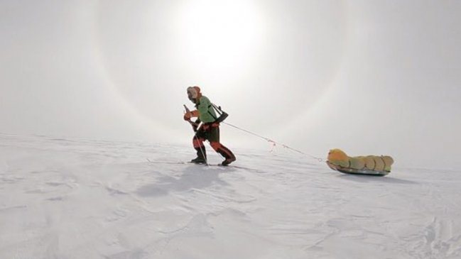 Un ser humano atravesó por primera vez la Antártida a pie y en solitario