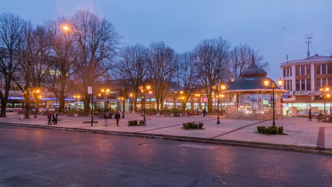 Estacionamientos subterráneos: Anuncian excavaciones en principal plaza de Valdivia