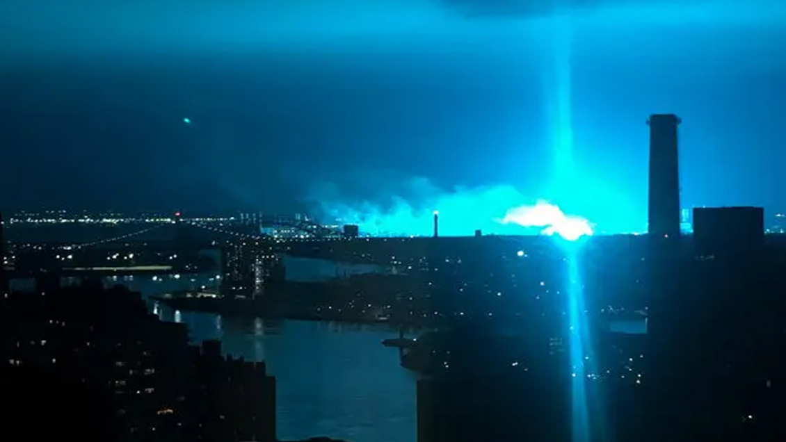 Explosión de un transformador iluminó de azul el cielo nocturno de Nueva York