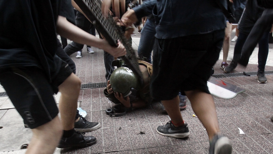 Siete detenidos por brutal agresión a carabineros en marcha en Santiago