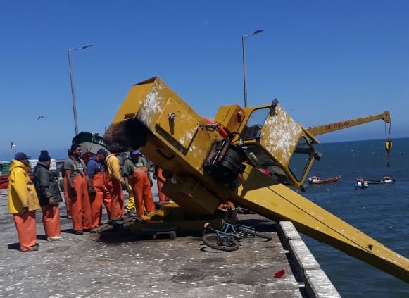 Una persona resultó herida tras desplome de grúa botera en Constitución